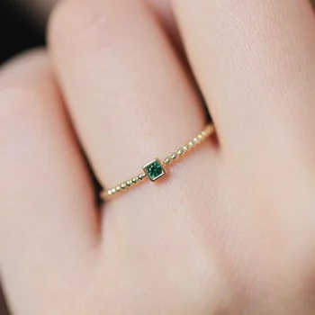 Классические старинные изделия из золота, инкрустированные зеленым хрусталем, маленькие квадратные тонкие кольца для женщин, элегантные простые повседневные легкие роскошные украшения.